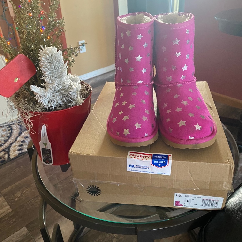 UGG Boots 🎊SALE🎊💰Pink with Stars ✨